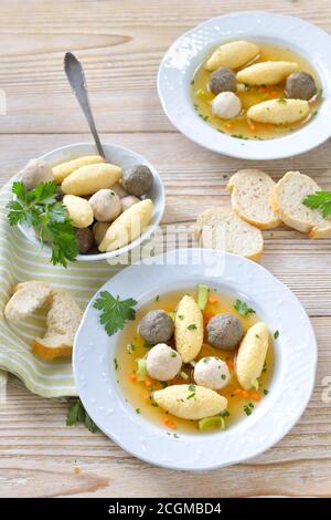 Délicieuse soupe de mariage composée d'un bouillon de viande fort avec petits boulettes diverses Banque D'Images