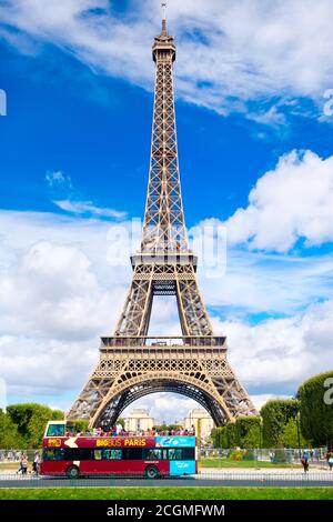 Un bus à toit ouvert s'arrête en face du La Tour Eiffel à Paris par une belle journée d'été Banque D'Images