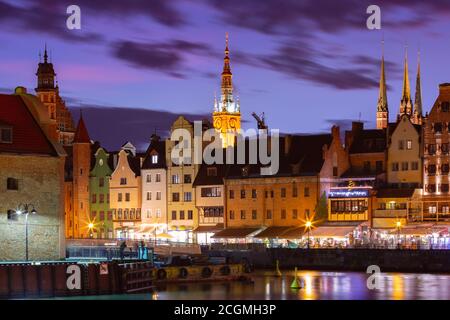 Vieille ville de Gdansk, Dlugie Pobrzeze, Bazylika Mariacka ou Eglise St Mary, Hôtel de ville et rivière Motlawa la nuit, Pologne Banque D'Images