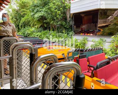 Orlando, FL/USA - 8/30/20: Vide Jurassic Park bateaux attendant que les visiteurs se rendent sur l'eau. Banque D'Images