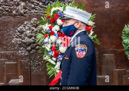 Un pompier FDNY protège à l'extérieur de Ladder Co. 10/Engine Co. 10, qui est situé à côté de l'endroit où les Twin Towers étaient autrefois, le 11 septembre 2020 à New York City. (Photo de Gabriele Holtermann/Sipa USA) crédit: SIPA USA/Alay Live News Banque D'Images