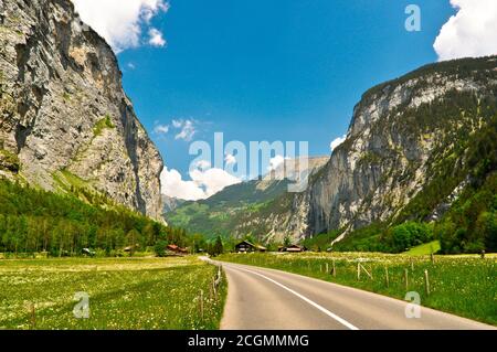 Route vers une belle vallée de la montagne verte à Lauterbrunnen, Suisse Banque D'Images