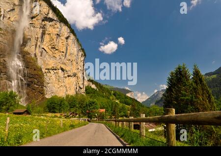 Route vers une belle vallée de la montagne verte à Lauterbrunnen, Suisse Banque D'Images