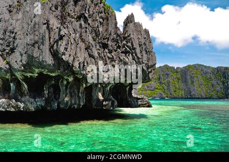 Paysage de la belle falaise de montagne dans la mer, province d'El Nido dans l'île de Palawan aux Philippines Banque D'Images