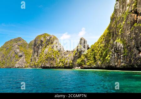 Paysage de la belle falaise de montagne dans la mer, province d'El Nido dans l'île de Palawan aux Philippines Banque D'Images