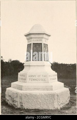 . Illinois à Shiloh; rapport de la Commission du champ de bataille de Shiloh et cérémonies de dédicace des monuments érigés pour marquer les positions des commandements de l'Illinois engagés dans la bataille; L'histoire de la bataille . atthe Landing, Illinois, avec son infanterie et son artillerie, a soutenu la cause de l'Union avec des mains stables et un courage indisé. Lundi, quand rejoint la division Lew W^allèces, sosorely manqué la veille, l'armée du Tennessee, avec les troupes fraîches de l'armée de l'Ohio, a repris le terrain, les troupes de l'Illinois—brisées dans les rangs, fatiguées de combats toute la journée, mentir Banque D'Images