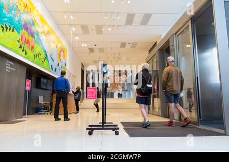 Seattle, Washington, États-Unis. 11 août 2020 . Les premiers visiteurs entrent dans le musée d'art de Seattle lors de sa réouverture. Le musée historique a été fermé depuis mars pour limiter la propagation du virus COVID-19. Crédit : Paul Christian Gordon/Alay Live News Banque D'Images