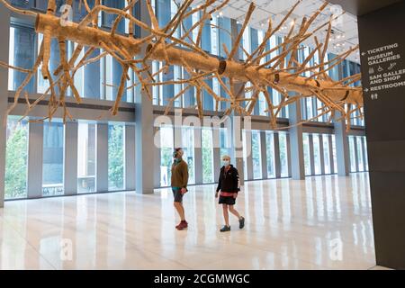 Seattle, Washington, États-Unis. 11 août 2020 . Un couple prend la sculpture de la « fourchette moyenne » de John Grade au Seattle Art Museum. Le musée historique a rouvert ses portes au public après sa fermeture en mars pour limiter la propagation du virus COVID-19. Crédit : Paul Christian Gordon/Alay Live News Banque D'Images