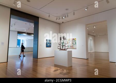 Seattle, Washington, États-Unis. 11 août 2020 . Un visiteur solitaire à la réouverture du musée d'art de Seattle. Le musée historique a été fermé depuis mars pour limiter la propagation du virus COVID-19. Crédit : Paul Christian Gordon/Alay Live News Banque D'Images