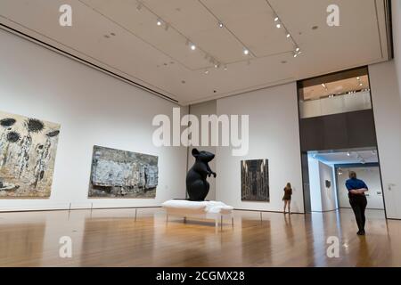 Seattle, Washington, États-Unis. 11 août 2020 . Un visiteur solitaire à la réouverture du musée d'art de Seattle. Le musée historique a été fermé depuis mars pour limiter la propagation du virus COVID-19. Crédit : Paul Christian Gordon/Alay Live News Banque D'Images