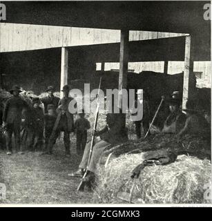 . L'histoire photographique de la guerre civile : en dix volumes . GOUVERNEMENT IIIY-WIIARF À ALEXANDRIE. VIRGINIE l'armée que McClellan a emprise dans la péninsule a dû être créée à partir de la fondation même. L'armée régulière était trop petite pour fournir plus d'une partie des officiers généraux et une très petite partie du personnel, de sorte que les départements et les officiers d'état-major devaient lui fabriquer des matières parfaitement brutes.l'artillerie, les armes légères et les munitions devaient être fabriquées ou achetées à l'étranger; wagons, ambulances, ponts-trains, équipement de camp, magasins d'hôpitaux, et tous les grands imp Banque D'Images