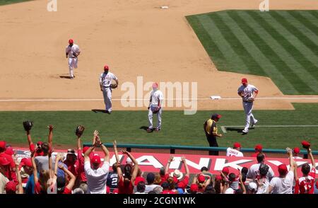 Les joueurs de baseball des Los Angeles Angels reçoivent les encouragements de leurs fans lorsqu'ils se dirigent vers le dugout, Angel Stadium d'Anaheim, en Californie, aux États-Unis Banque D'Images