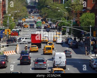 Trafic en direction d'une rue animée de New York City, États-Unis Banque D'Images