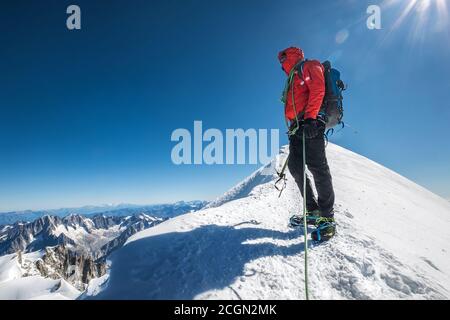 Derniers pas avant le sommet du Mont blanc (Monte Bianco) 4,808 m de cordage homme d'équipe avec escalade vêtements d'alpinisme habillés, bottes avec crampons marche Banque D'Images