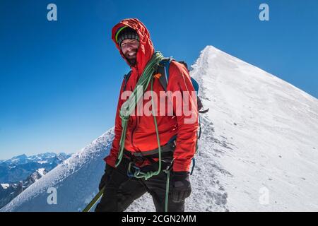 Derniers pas avant le Mont blanc (Monte Bianco) sommet 4808 m de cordage équipe heureux souriant homme dedans harnais d'escalade vêtu de vêtements d'alpinisme rouge sur le Banque D'Images