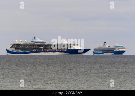 Weymouth, Dorset, Royaume-Uni. 11 septembre 2020. Les bateaux de croisière TUI vides Marella Discovery et Marella Explorer sont ancrés dans la baie de Weymouth à Dorset pendant la fermeture de la croisière Covid-19. Crédit photo : Graham Hunt/Alamy Live News Banque D'Images