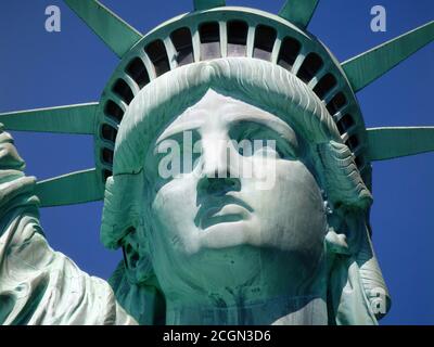 Gros plan sur la face et la couronne du monument national de la Statue de la liberté, New York City, États-Unis Banque D'Images