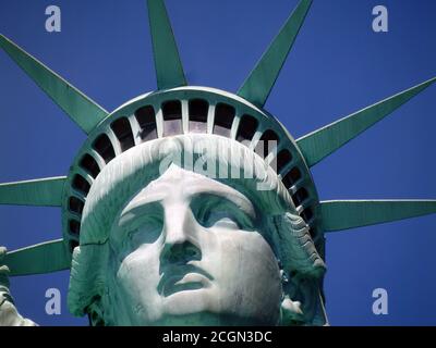 Gros plan sur la face et la couronne du monument national de la Statue de la liberté, New York City, États-Unis Banque D'Images