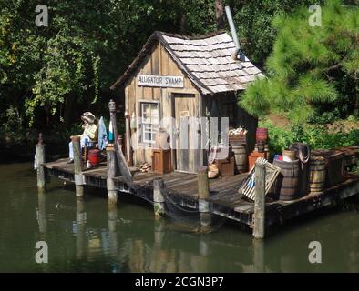 Alligator Swamp Bait Shop avec Beacon Joe assis à l'extérieur à Magic Kingdom, Walt Disney World, Orlando Florida, États-Unis Banque D'Images