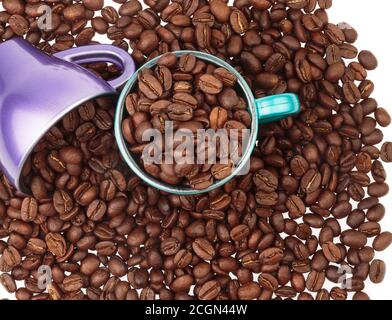 Vue de dessus de deux tasses de café avec grains de café Banque D'Images