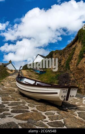 Bateau à Porthgwarra Beach à la fin des terres, Cornouailles, Angleterre Banque D'Images