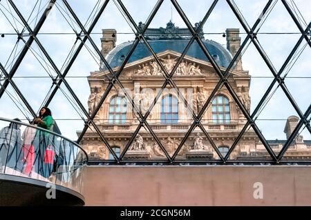 Paris, France - 03 octobre 2013 : Palais du Louvre vu par une fenêtre de la Pyramide, Paris, France. Banque D'Images