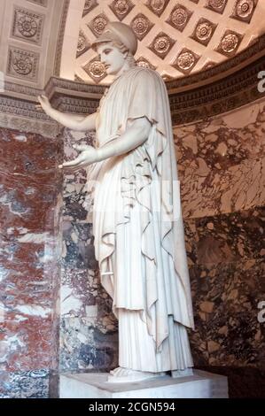 Paris, France - 03 octobre 2013 : l'Athéna de Velletri ou Velletri Pallas est un type de statue en marbre classique d'Athéna, portant un casque, disbaye Banque D'Images