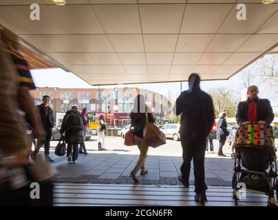 Entrée à Ealing Broadway Railway et à la station de métro Banque D'Images