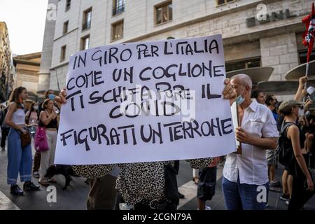 Naples, Italie. 11 septembre 2020. Peu avant le début de l'intervention du dirigeant de la Ligue sur la Piazza Matteotti, non loin, à Largo Berlinguer, se sont réunis les opposants, groupes d'associations antifascistes et antiracistes de la ville, qui ont exprimé leur désaccord contre Salvini, exposant des bannières et chantant des chœurs contre le dirigeant de Carroccio. (Photo par Alessandro Barone/Pacific Press) crédit: Pacific Press Media production Corp. Crédit: Pacific Press Media production Corp./Alay Live News Banque D'Images