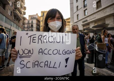 Naples, Italie. 11 septembre 2020. Peu avant le début de l'intervention du dirigeant de la Ligue sur la Piazza Matteotti, non loin, à Largo Berlinguer, se sont réunis les opposants, groupes d'associations antifascistes et antiracistes de la ville, qui ont exprimé leur désaccord contre Salvini, exposant des bannières et chantant des chœurs contre le dirigeant de Carroccio. (Photo par Alessandro Barone/Pacific Press) crédit: Pacific Press Media production Corp. Crédit: Pacific Press Media production Corp./Alay Live News Banque D'Images