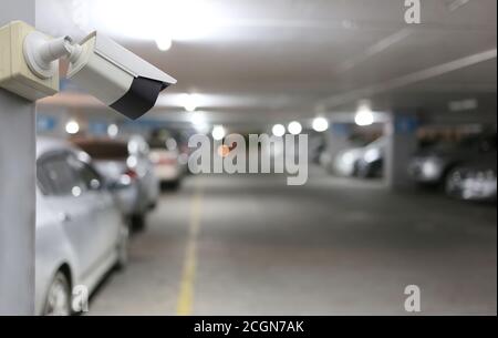 Outil CCTV sur fond de parking de voiture, équipement pour les systèmes de sécurité et ont un espace de copie pour la conception. Banque D'Images