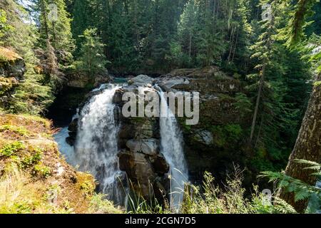 Cascade de Nooksack Falls dans le Mt. Forêt nationale de Baker-Snoqualmie dans l'État de Washington Banque D'Images