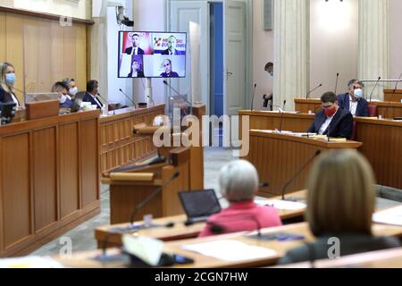 (200912) -- ZAGREB, le 12 septembre 2020 (Xinhua) -- quatre membres du Parlement croate, qui sont dans l'isolement après avoir été testés positifs pour le COVID-19, participent à un vote parlementaire par vidéo streaming à Zagreb, Croatie, le 11 septembre 2020. Vendredi, le Parlement croate a adopté une loi sur la reconstruction de la capitale Zagreb et de sa banlieue à la suite d'un tremblement de terre en mars. Au total, 124 députés ont voté pour le projet de loi, tandis que 10 se sont abstenus et quatre se sont opposés à la législature de 151 sièges. (Patrik Macek/Pixsell via Xinhua) Banque D'Images