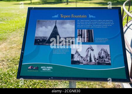 Thermopolis, Wyoming - 24 juin 2020 : panneau de storyboard donnant des informations sur la source chaude de la fontaine Teepee dans le parc national de Hot Springs Banque D'Images