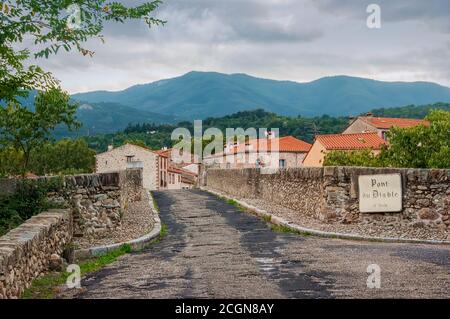 L'ancien pont du Diable, construit au XIVe siècle, est situé à Ceret, Pyrénées, Languedoc-Roussillon, France. Le signe dit: Pont de la d Banque D'Images