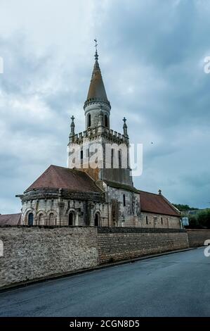 Bonnes, France - 29 octobre 2013 : une ancienne église à bonnes, en France, commune du département de la Vienne dans la région Nouvelle-Aquitaine à l'ouest Banque D'Images