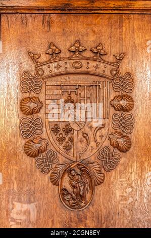 Azay-le-Rideau, France - 30 octobre 2013 : gros plan d'un fauteuil à chaire en bois avec sculpture d'un bouclier avec couronne, coquillages, ange de la mort, poisson, et Banque D'Images