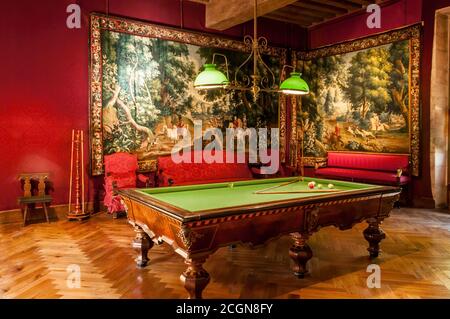 Azay-le-Rideau, France - 30 octobre 2013 : salle de billard accrochée aux tapisseries de Beauvais, tissée au XVIIIe siècle, représentant des scènes de chasse. Azay Banque D'Images