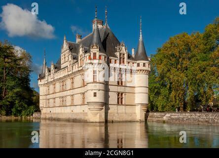 Azay-le-Rideau, France - le 30 octobre 2013 : vue panoramique du château d'Azay-le-Rideau en automne, un château de la Renaissance française dans la vallée de la Loire, en France, s Banque D'Images