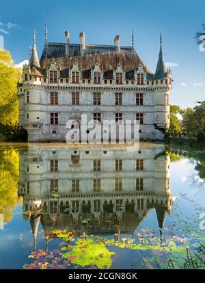 Azay-le-Rideau, France - le 30 octobre 2013 : vue panoramique du château d'Azay-le-Rideau en automne, un château de la Renaissance française dans la vallée de la Loire, en France, s Banque D'Images