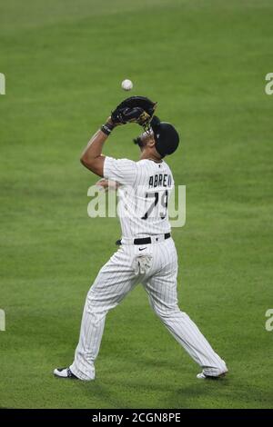 Chicago, États-Unis. 11 septembre 2020. Le premier basan de Chicago White Sox, Jose Abreu (79), attrape une boule de mouche frappée par le troisième basan de Detroit Tigers, Jeimer Candelario (non représenté), dans le quatrième salon au champ de prix garanti, le vendredi 11 septembre 2020 à Chicago. Photo par Kamil Krzaczynski/UPI crédit: UPI/Alay Live News Banque D'Images