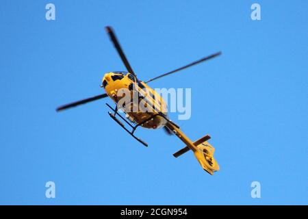 G-SASS, un Eurocopter EC145 (Airbus H145) exploité par Bond Air Services pour le service Air Ambulance du NHS Scotland, au-dessus de Lochwinnoch dans le Renfrewshire. Banque D'Images