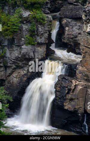 Gros plan sur les chutes de Linville en été. Banque D'Images