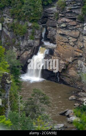 La partie inférieure des chutes de Linville, l'une des plus célèbres chutes d'eau de Caroline du Nord Banque D'Images