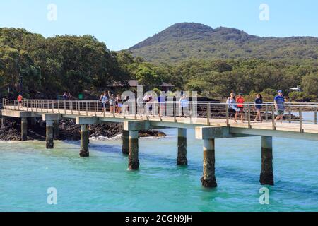 L'île de Rangitoto, un volcan dormant dans le golfe d'Hauraki, en Nouvelle-Zélande. Les touristes se promenant le long du quai de l'île pour prendre un ferry Banque D'Images