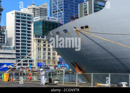 L'arc du navire multirôle HMNZS Canterbury de la Royal New Zealand Navy dans le port d'Auckland, avec l'horizon d'Auckland derrière. Janvier 25 2020 Banque D'Images