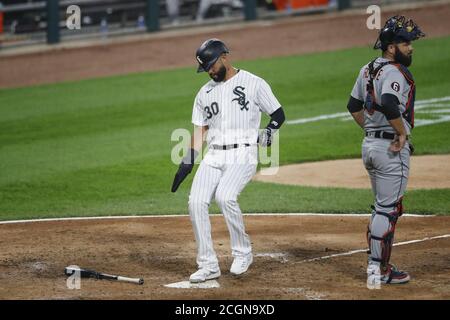 Chicago, États-Unis. 11 septembre 2020. Le Fielder de droite de Chicago White Sox, Nomar Mazara (30), a obtenu un score contre les Detroit Tigers dans le sixième dîner au champ à taux garanti le vendredi 11 septembre 2020 à Chicago. Photo par Kamil Krzaczynski/UPI crédit: UPI/Alay Live News Banque D'Images