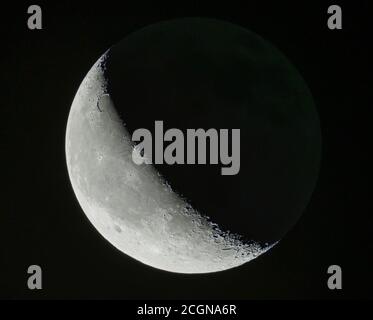 Londres, Royaume-Uni. 12 septembre 2020. 39% illuminé croissant de lune, photographié dans les premières heures du 12 septembre avec le membre occidental orienté vers la gauche. Crédit : Malcolm Park/Alay Live News. Banque D'Images