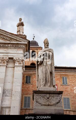 Vue sur la façade et la coupole du Duomo di Urbino, cathédrale d'Urbino dans les Marches, Italie. Banque D'Images