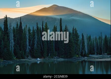 La fumée des feux de forêt éloignés 2020 entoure Mt. Licence en Oregon, zoom avant. Banque D'Images